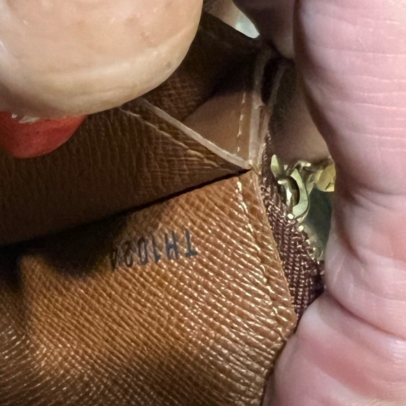 LV Accordion Long Bifold Wallet. - Picture 8 of 14